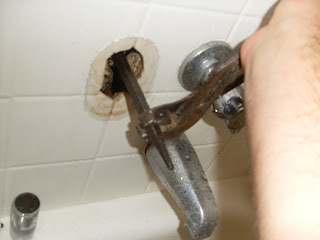 How to Be A Handyman: How to fix a leaky tub faucet