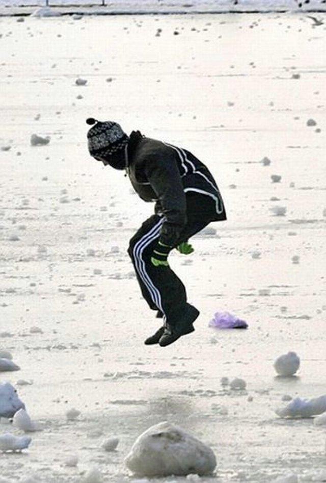 человек прыгает в воду ледяную видео. прыгнула на лед. прыгнула на лед. спасение детей, провалившихся под лёд. прикольные видео прыгает на лёд.