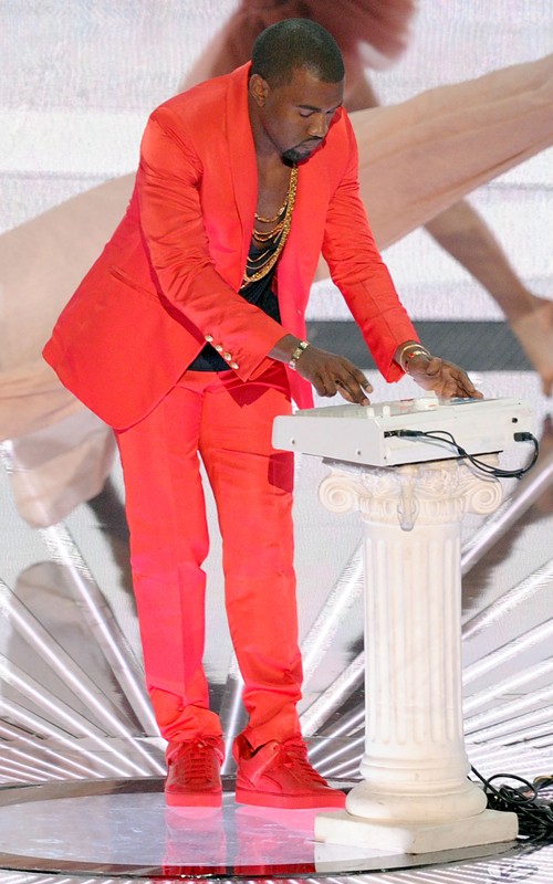 KICK GAME : Kanye West Performs in Infrared Suit & Red Louis Vuitton Don Sneakers at 2010 MTV Awards