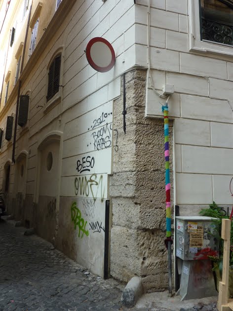 pantry violets: guerilla knitting in Roma!