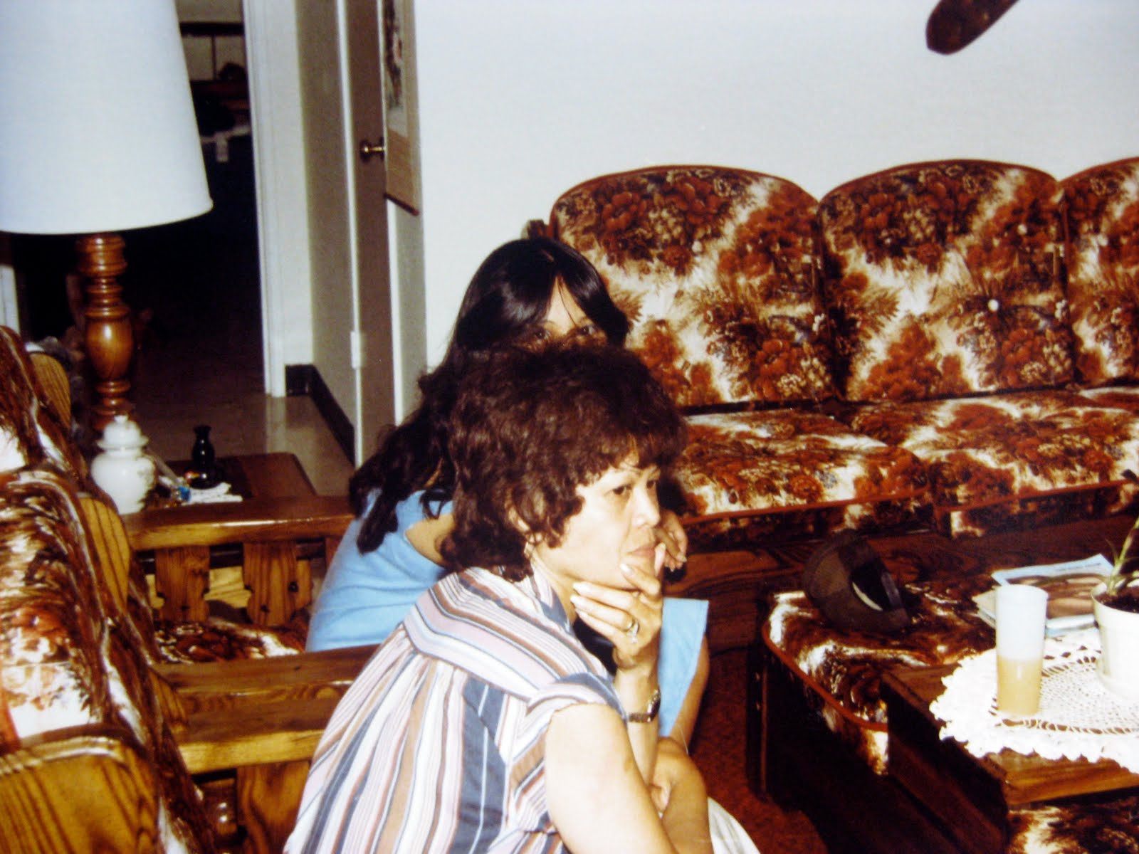 [1983+Mom+and+I+waiting.jpg]