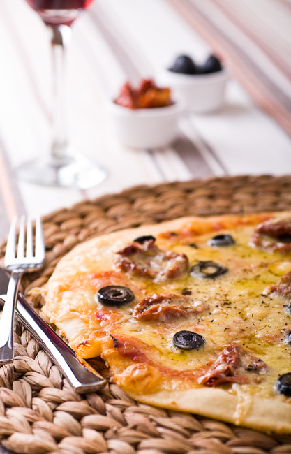 Пица с маслини и сушени домати