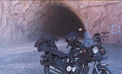 La imagen vector del túnel con las motos superpuesta a la imagen original mapa de bits