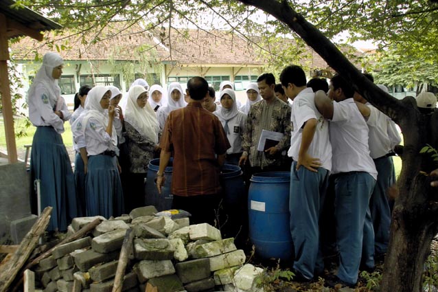 Siswa mengikuti peltihan proses pengolahan sampah. Diharapkan setelah pelaksanaan pelatihan pengola