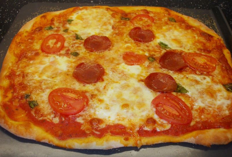 [tomato+mozzarella+pizza+baked.jpg]