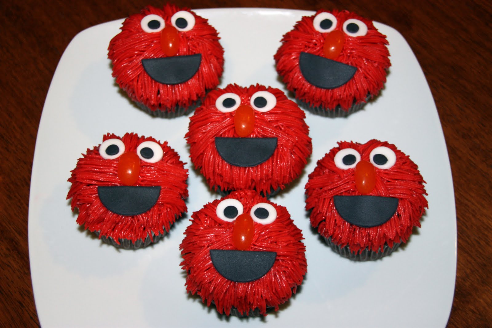 [Elmo+Cupcakes.jpg]