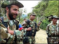 Comandante de la Columna Movil Jacobo Arenas, junto a dos guerrilleros indigenas del Cauca