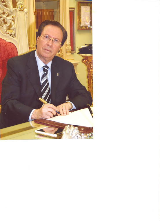 SAR DOM ROSARIO AL LAVORO NEL SUO UFFICIO.
