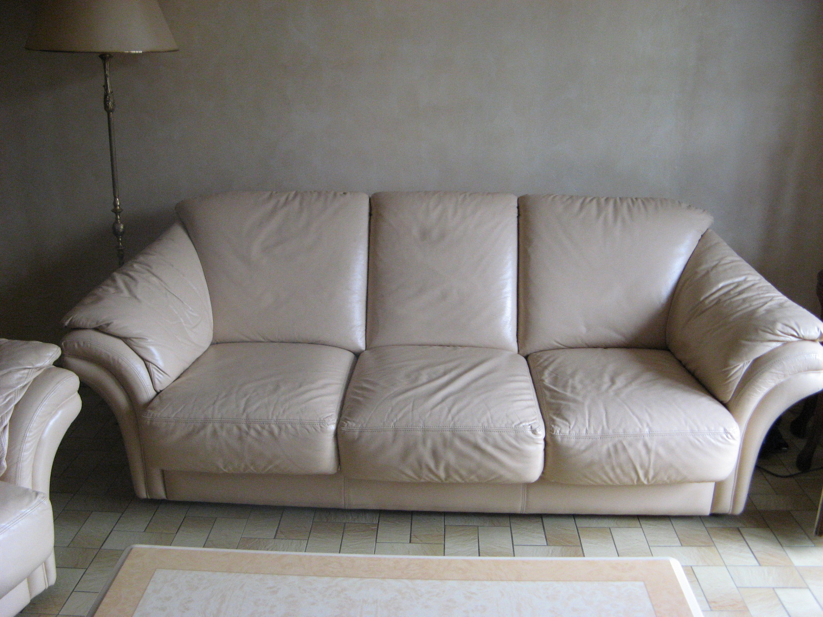La brocante de jardin 38 Canapé cuir beige rosé 3 places non convertible