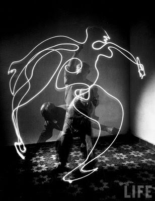 Picasso pintando con luz