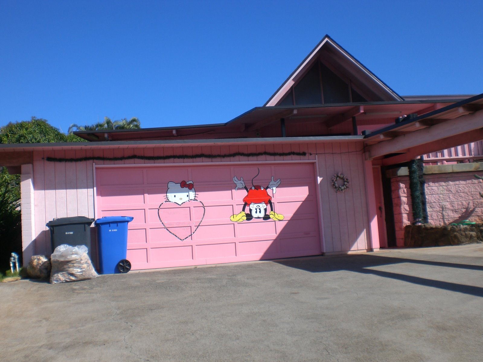 [hello-kitty-garage.jpg]