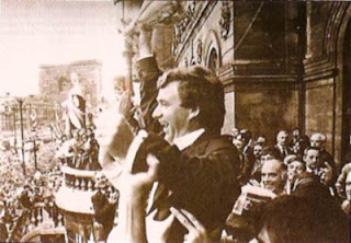 Clemente celebra desde el balcon del Ayuntamiento de Bilbao el último titulo conseguido