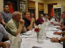 Con sus antiguos compañeros del Villafranca en una cena en 2003 a la que invitó a la plantilla para recordar aquellos tiempos.