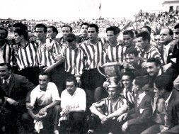 El Athletic posa con la Copa. Fue la primera final que jugaron juntos Iriondo, Zarra, Panizo y Gainza