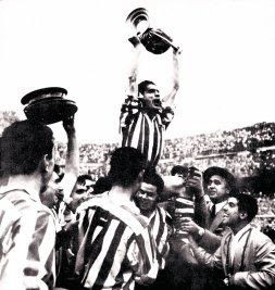 Gainza eleva al cielo de Madrid la Copa conquistada en 1956. Una imagen para la historia