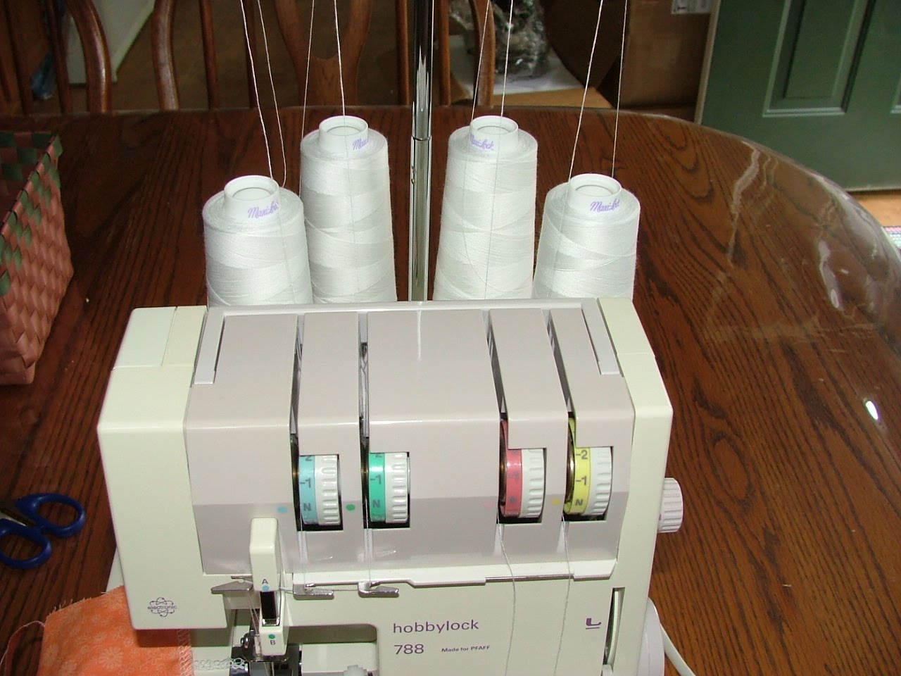 SewItMakeItBakeIt: New Old Pfaff Hobbylock for me!