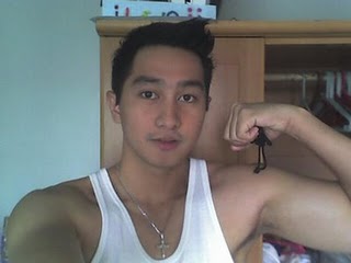 Asian and Discreet: Pinoy Poser caught on film
