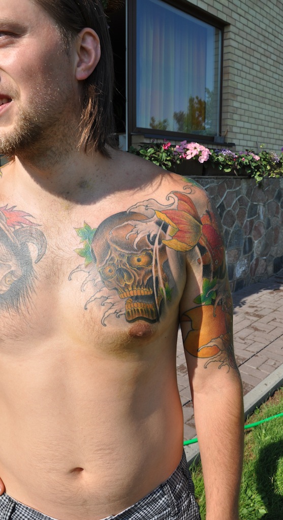 Foto tatuajes con calaveras en abdomen, acuarela