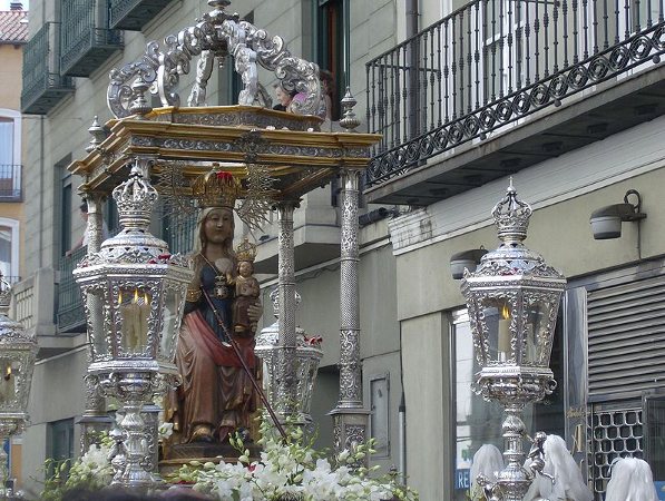 [797px-Procesion_Virgen_San_Lorenzo_VA_(2).jpg]