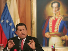 Hugo Chavez con la espada de Bolivar