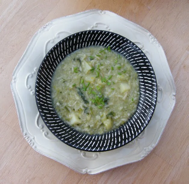Potato, Leek & Spinach Soup with Rice in a black bowl