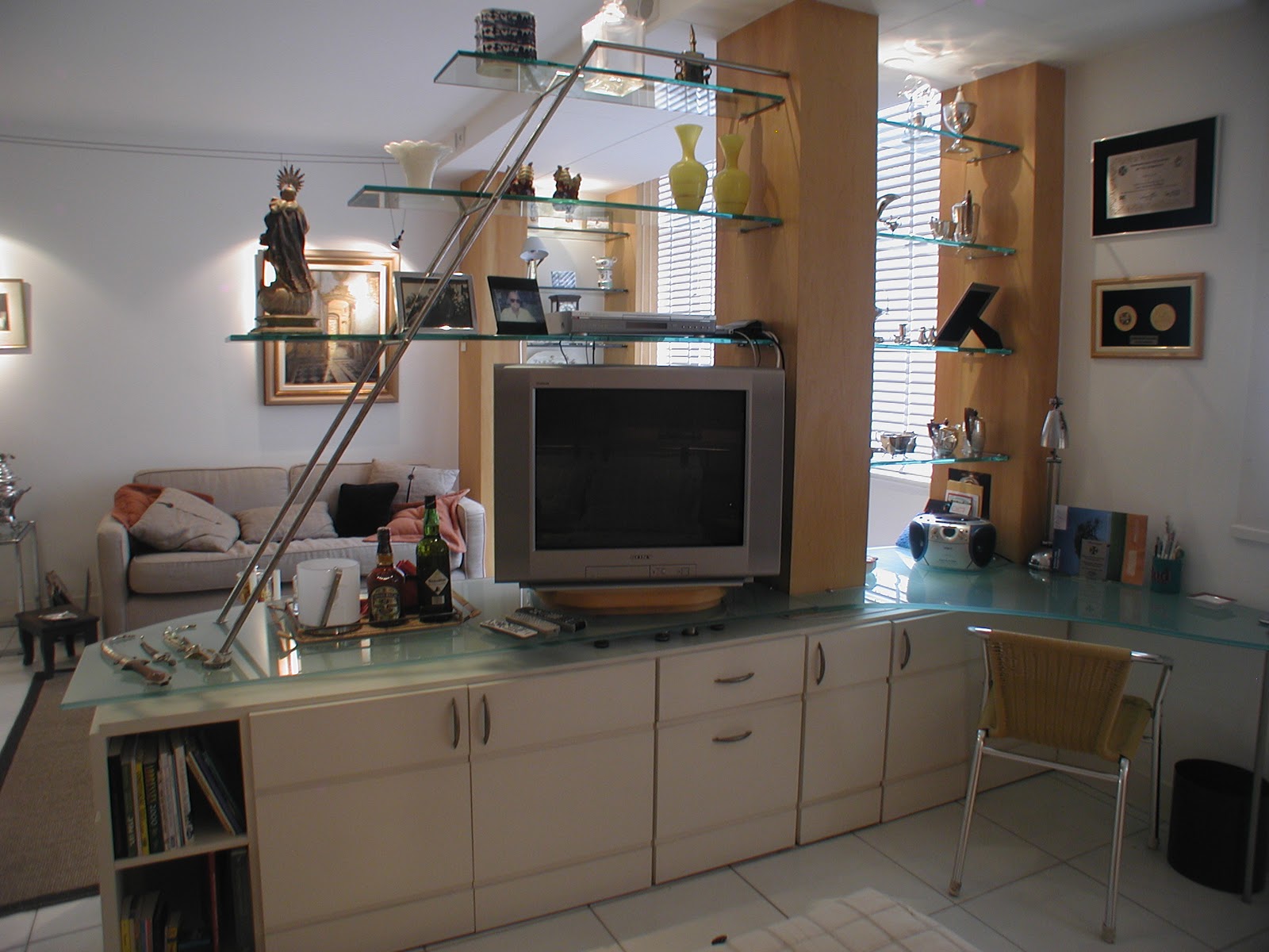 SONIA DESIGNER DE INTERIORES: ESTANTES e ARMÁRIOS