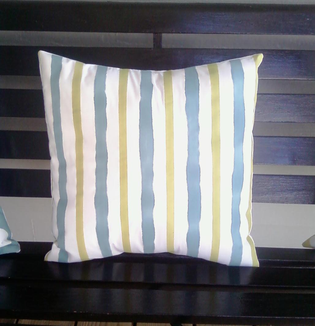 Spray Painted Fabric Pillows... Remodelaholic