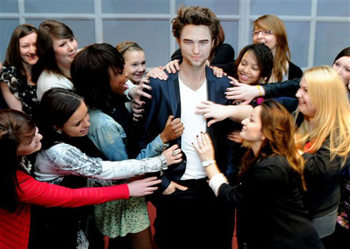 StarsBuz: Twihard fans can get up close and personal with Robert Pattinson