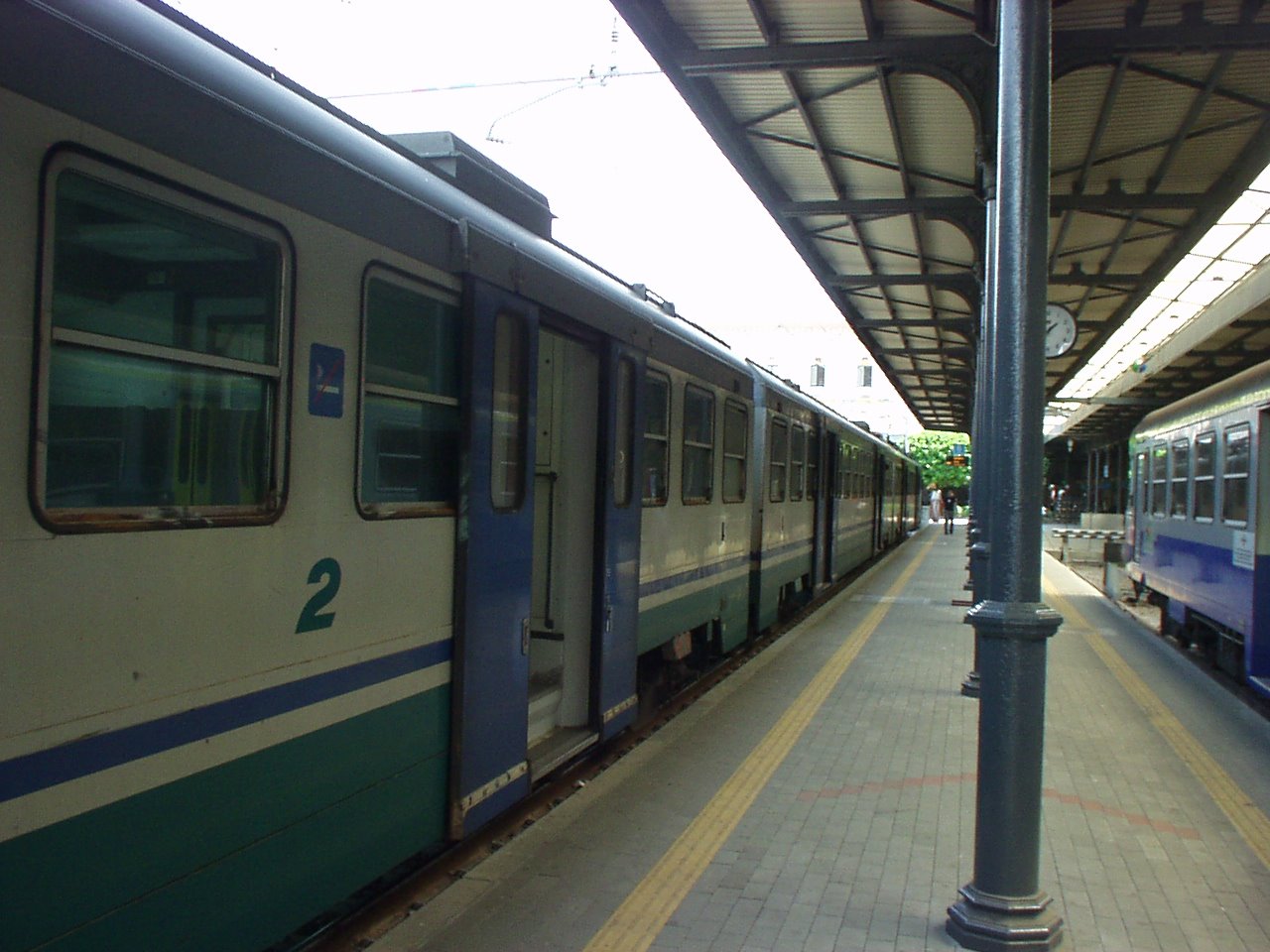 [treno_in+fermata.JPG]