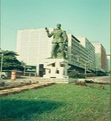 ESTÁTUA DE LUÍS VAZ DE CAMÕES.