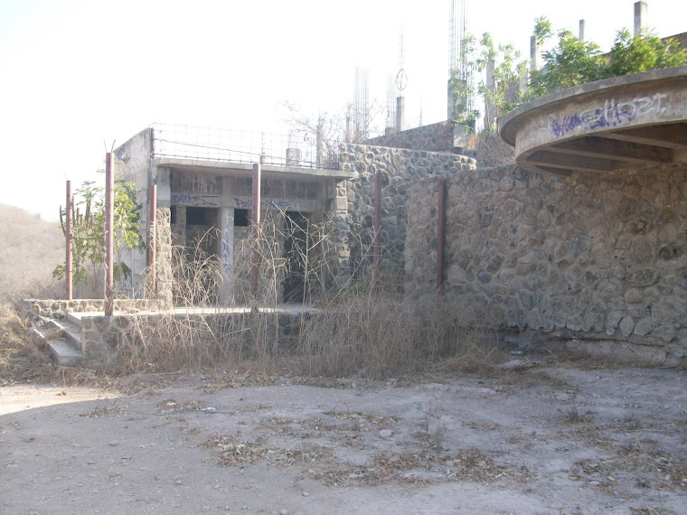 Finca semiconstruida y abandonada en un cerro de Culiacán