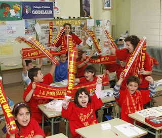 niños de Candelario Salamanca apoyando a la roja