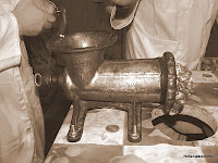 Picando la carne para hacer chorizo de Candelario Salamanca