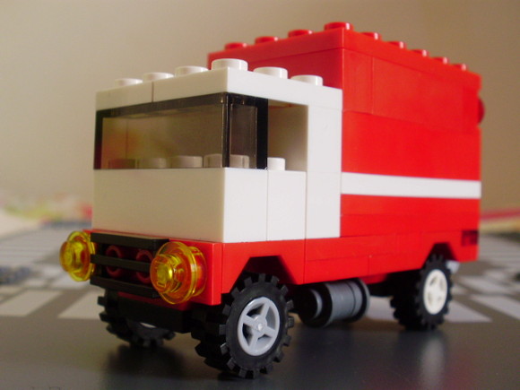 Pequeno camião feito com peças LEGO