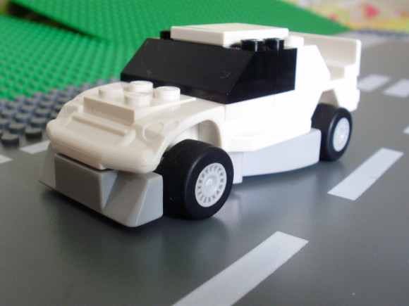 Este MOC é um pequeno carro desportivo feito em LEGO