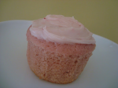Satisfying My Sweet Tooth: Strawberry Cupcakes with Strawberry White ...