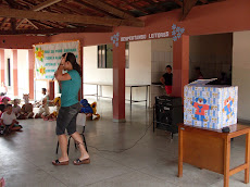 PROFESSORA SOLANGE CONTANDO ESTÓRIA NO DIA DO LIVRO