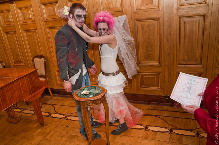 Не пришли на регистрацию брака. Свадьба зомби в Грибоедовском ЗАГСЕ. Необычные костюмы на свадьбу. Необычные костюмы в ЗАГС. Свадьба в необычном стиле.