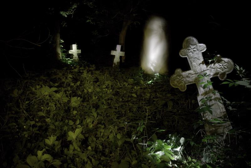 Ночью на кладбище есть. Рамонскон кладбище призраки. Призраки привидения духи Фантомы на кладбище. Кладбище ночью.