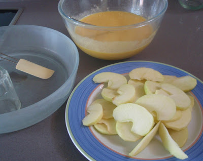 elaboración del bizcocho de manzanas y piñones