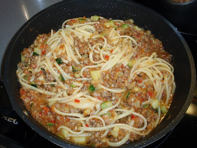 elaboración de espaguetis con calabacines y otras verduras