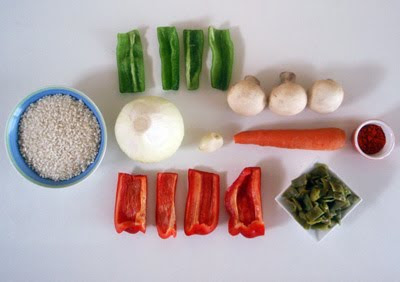 ingredientes para el arroz con pollo y verduras