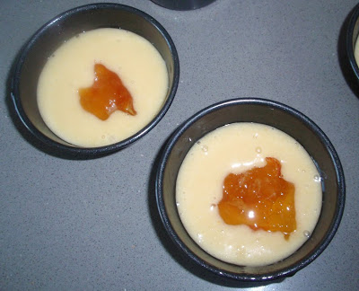 pastelillos de almendra con mermelada de naranja