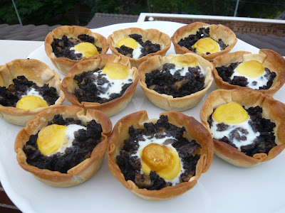 Tartaleta de morcilla con huevo de codorniz