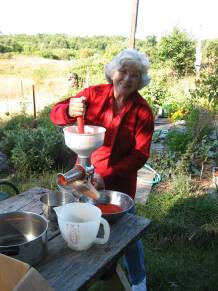 [mom+with+peaches+small.jpg]