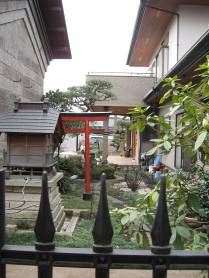 [house+by+veggie+stall+small]