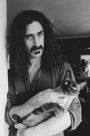 [famous_people_and_their_cats_41.jpg]