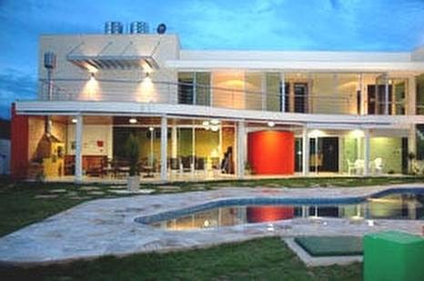 Arquitectura de Casas: Residencia contemporánea de colores vivos.