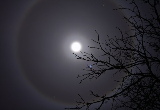 [moonhalo_t620.JPG]