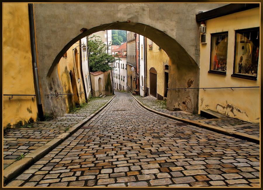 Старый город аренда. Прага площадь мощеная. Средневековая брусчатка в Европе. Мощеные дороги Флоренции картина. Старинный городок улочки средневековье.